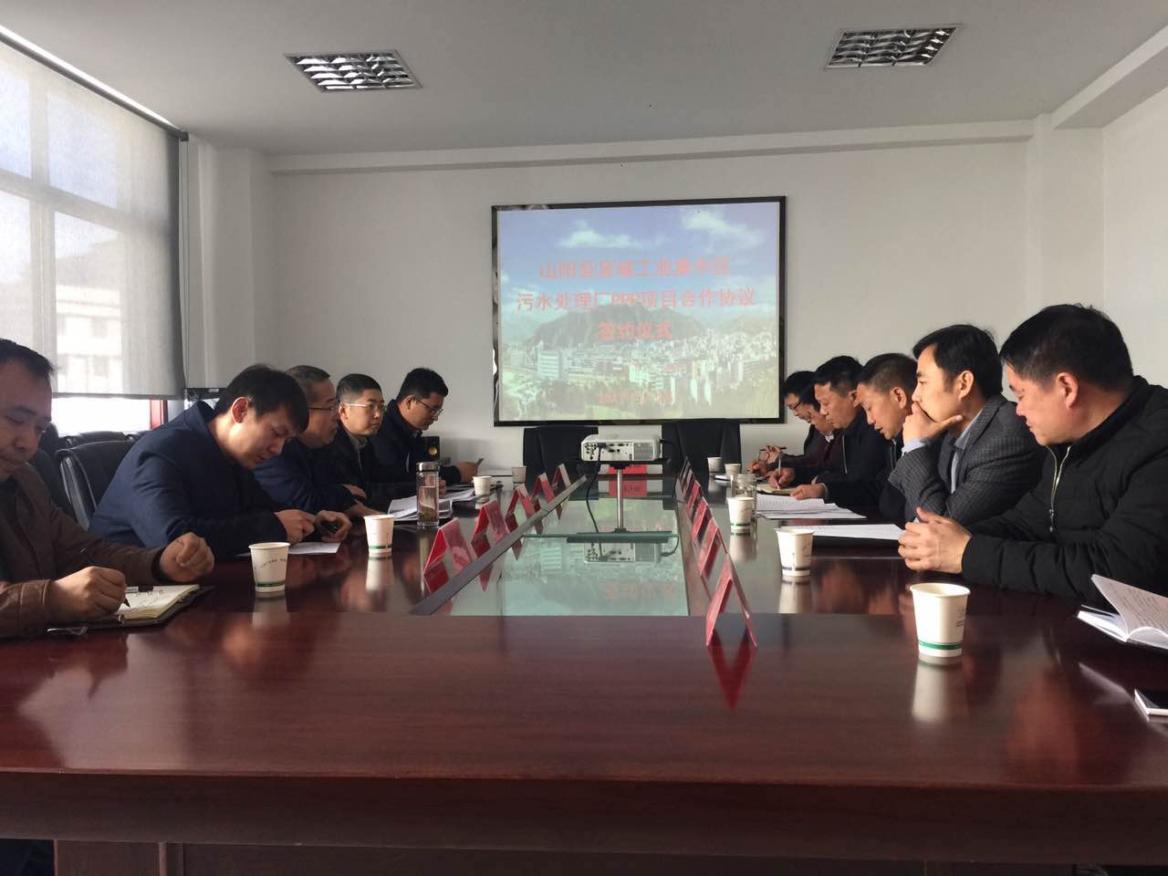 14884547862352540kI3.jpg 簽約現(xiàn)場(chǎng).jpg