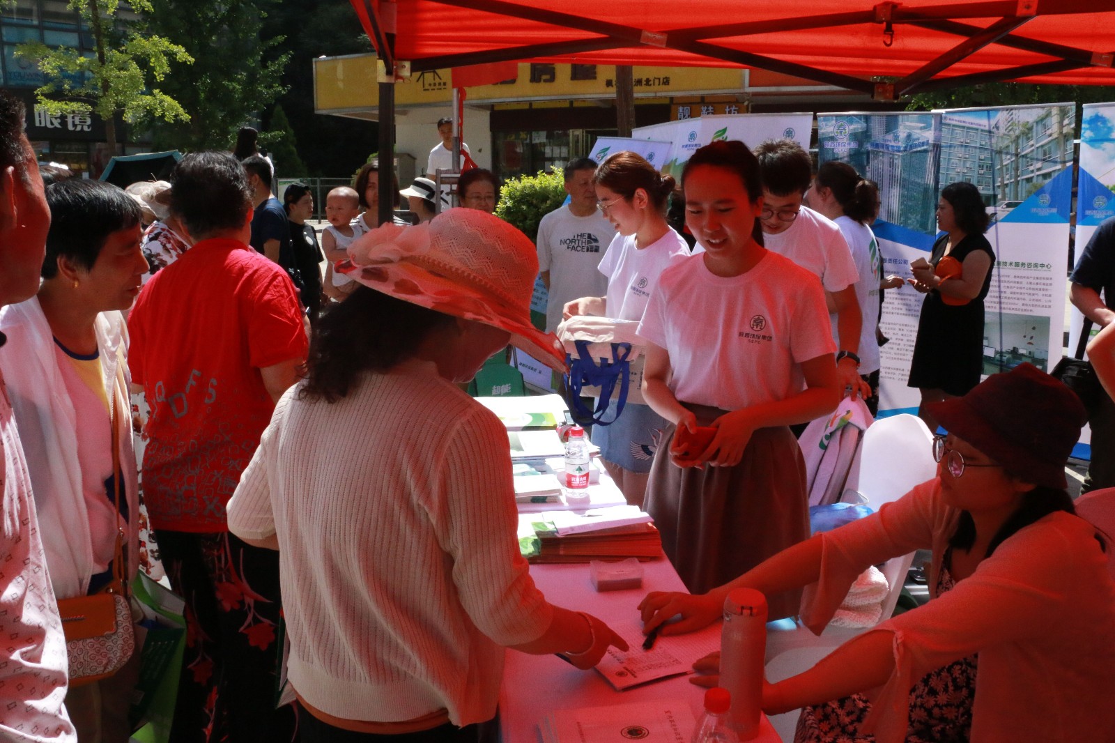 活動現(xiàn)場，向參與者發(fā)放陜西環(huán)保集團(tuán)宣傳資料。.jpg