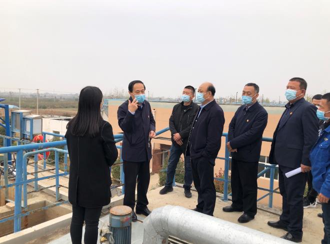 大荔縣委書(shū)記由建新到水環(huán)境公司大荔縣經(jīng)開(kāi)區(qū)污水處理廠調(diào)研.jpg