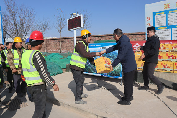 1737515588904365USMc.jpg 陜西環(huán)保集團(tuán)工會(huì)開(kāi)展2024年度冬季送溫暖慰問(wèn)活動(dòng)_副本.jpg