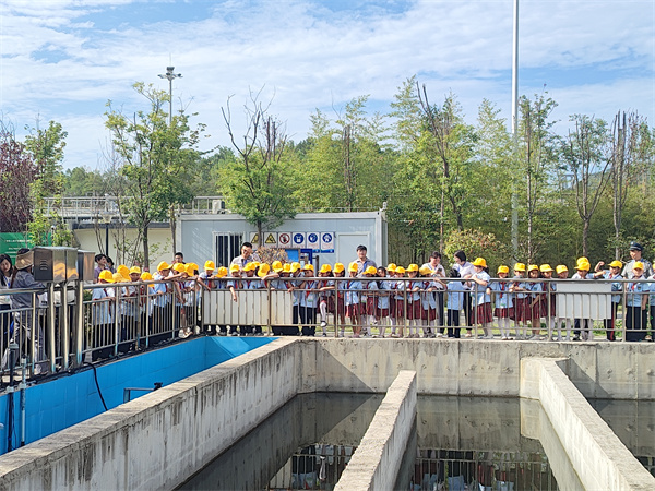 174908358511971554lI.jpg 50余名師生走進水環(huán)境公司商南縣污水處理廠探索污水治理“綠色密碼”1.jpg